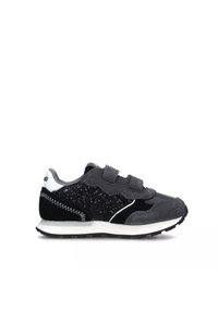 Scarpe da ginnastica per bambini in nero e grigio con cinturini in velcro, dettagli in suede e glitter, punta arrotondata e suola in gomma.