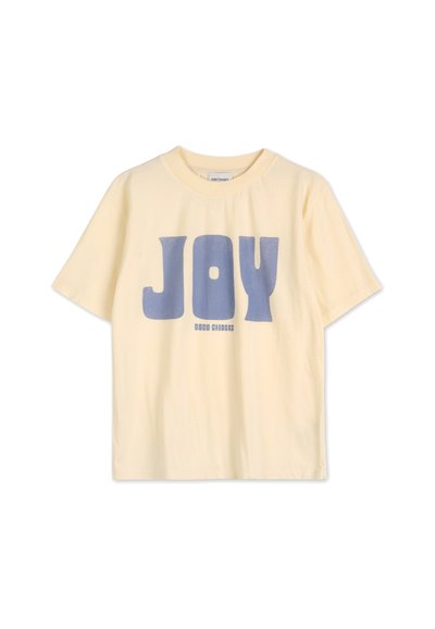 Gul bomulds-T-shirt med et blåt "JOY" grafisk tryk i fede bogstaver. Korte ærmer og klassisk rund halsudskæring.