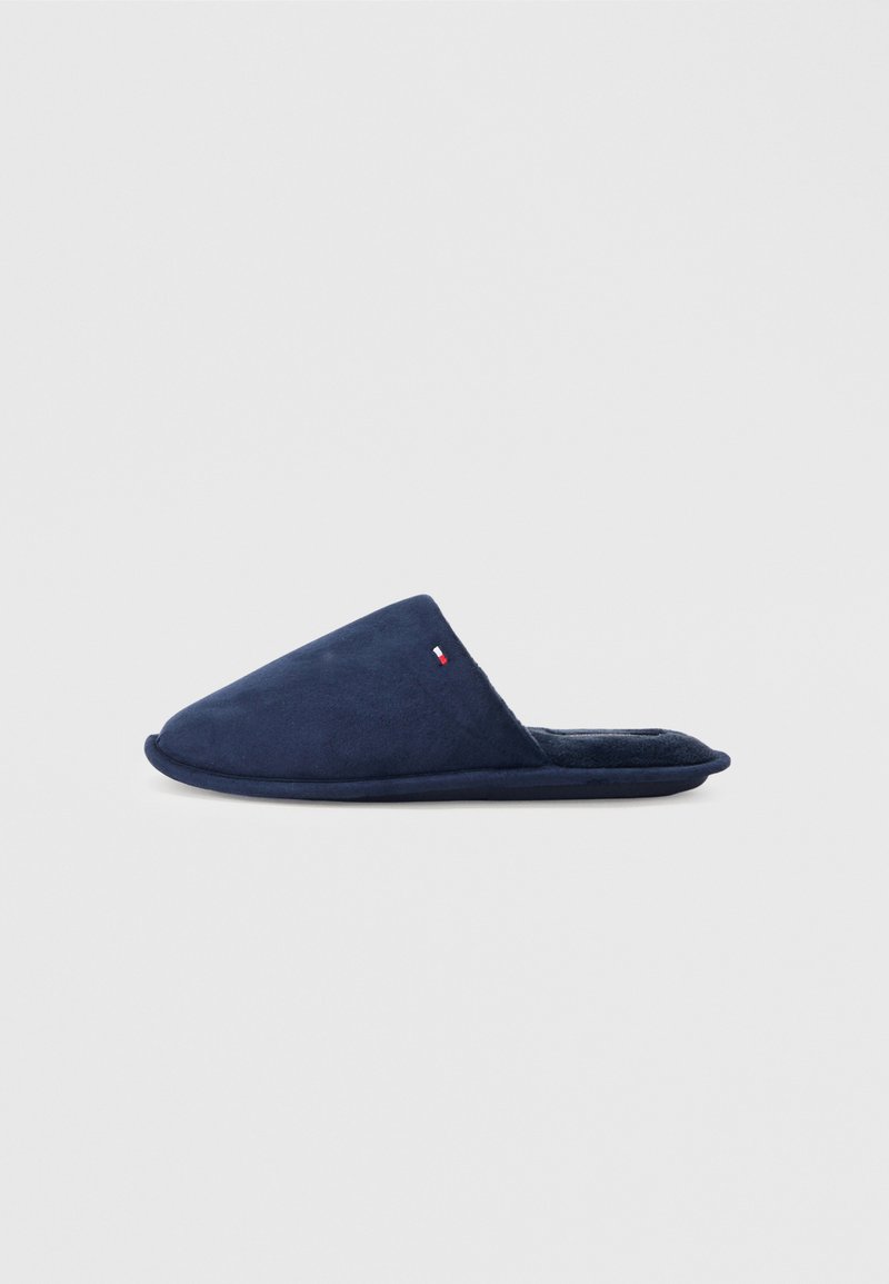 Navy plava suđena papuča s zaobljenim vrhom i mekanim unutarnjim oblogom, s diskretnim logotipom sa strane i fleksibilnom potplatom.