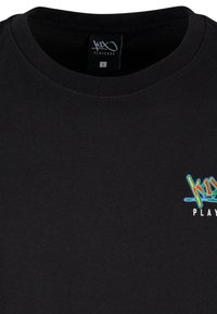 Sort bomulds T-shirt med rund hals og et farverigt broderet logo på brystet, der er mærket "PLAYHARD." Størrelse L.