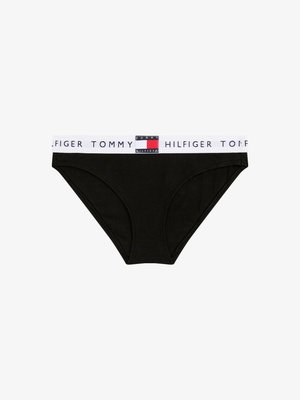 Cuecas de algodão pretas com uma cintura elástica branca com o logótipo "Tommy Hilfiger" e um design em blocos de cores em azul, vermelho e branco.