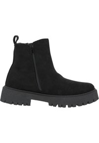 Botas de tobillo de ante negro con cremallera lateral, suela de goma negra gruesa, punta redondeada y una etiqueta de bucle en la parte trasera para facilitar su uso.