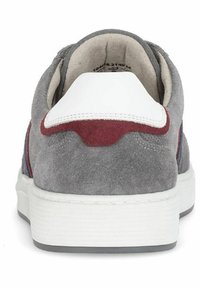 Baskets en daim grises avec talon en cuir blanc et accent rouge. Présentent une semelle texturée, un dos incurvé et des détails de couture minimes.