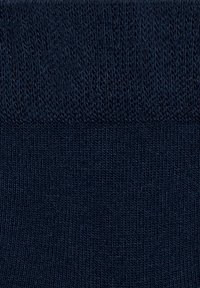 Granatowa skarpetka z prążkowanym wzorem na górze i gładką, drobno dzianą częścią. Materiał wydaje się miękki i elastyczny.