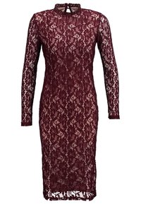 Robe en dentelle bordeaux avec manches longues, col montant et dos ouvert. Silhouette ajustée avec motif floral et détail d'ourlet festonné.