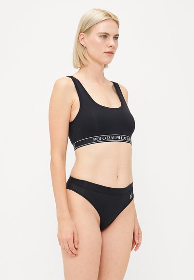 Ensemble de maillot de bain noir comprenant un soutien-gorge de sport à encolure dégagée avec une bande de marque et un bas de bikini taille haute assorti, texture lisse.