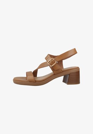 Sándalo de cuero marrón con tacón ancho, correa ajustable con hebilla y diseño de punta abierta.