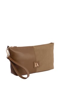 Bolso de mano de piel marrón con un panel texturizado, cierre de cremallera y correa para la muñeca. Presenta un acento de logo y un acabado suave.