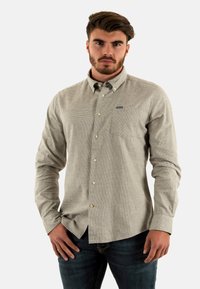 Overhemd met knoopsluiting in een lichtgrijze geruite patroon, gemaakt van zachte stof; heeft een borstzak en een button-down kraag.
