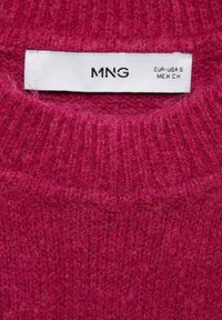 Pull en tricot magenta présentant un col rond côtelé et une étiquette blanche avec la marque "MNG" et les informations de taille EUR-USA S, MEX CH.