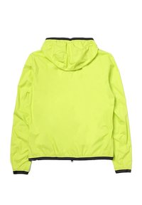 Giacca a vento gialla fluorescenti con cappuccio, dotata di polsini e orlo elasticizzati, caratterizzata da una superficie liscia e lucida con dettagli in nero.