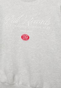 Hellgraues Sweatshirt mit gesticktem Text "Pull Records" und einem roten, runden Logo. Hergestellt aus weichem Stoff mit gerippten Bündchen.