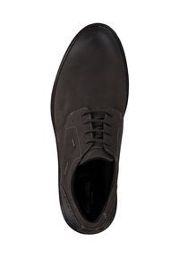 Zapato de cuero gris oscuro con una textura suave, puntera redonda, acentos cosidos y cordones azules. El interior presenta el nombre de la marca en su interior.