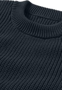 Dunkelblauer gestrickter Pullover mit strukturiertem Rippmuster, rundem Halsausschnitt und dicken, auffälligen Rippdetails am Kragen.
