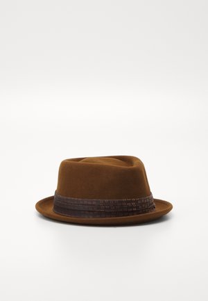 Brauner Fedora-Hut mit einem dunkelbraunen, gemusterten Band am Rand, vor schlichtem weißem Hintergrund.