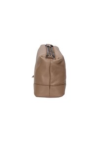 Sacca in pelle marrone chiaro con superficie texturizzata, forma rettangolare, chiusura con zip superiore e accessori in argento a contrasto.
