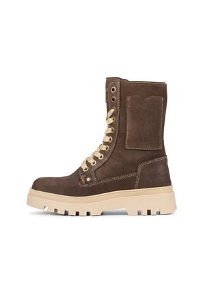 Botte de combat en daim marron à lacets avec semelle beige épaisse et œillets métalliques, vue de profil sur fond blanc.