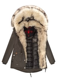 Khaki parka s kapucí lemovanou umělým kožešinou, černým prošívaným vnitřkem, staženým pasem, knoflíkovými doplňky a dvěma bočními kapsami. Navrženo pro teplo.