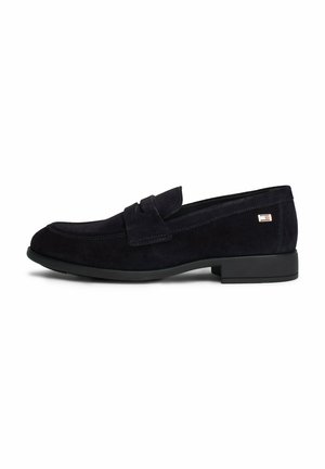 Sort herre loafer i ruskind med lav hæl og remdetalje, sidevisning på hvid baggrund.