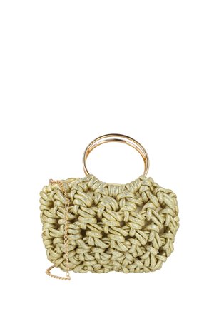 Bolso de mano dorado tejido con textura grande de bucles, con asas redondas de metal dorado y una correa fina de cadena dorada sobre un fondo blanco.