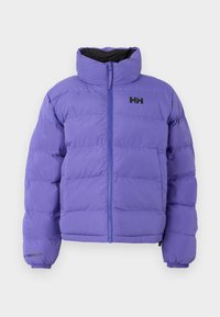 Giacca a vento viola con colletto alto, zip frontale e polsini elastici. Presenta una texture trapuntata orizzontale e un logo nero.