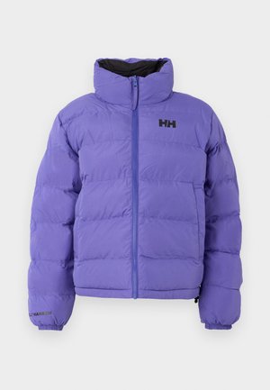 Veste doudoune violette à col montant, avec fermeture éclair sur le devant et poignets élastiques. Présente une texture matelassée horizontale et un logo noir.