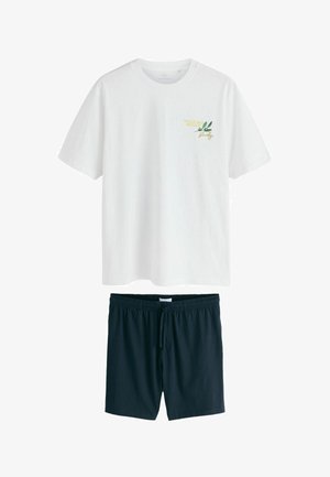 Balti trumpomis rankovėmis marškinėliai su mažu geltonu ir žaliu alyvų šakelės piešiniu bei tamsiai mėlynos spalvos šortai su raišteliu.