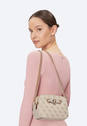 Borsa a tracolla beige con un motivo testurizzato e hardware dorato. Presenta una tracolla a catena e una chiusura con zip. La borsa ha una forma rettangolare.
