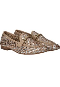 Mocassins tissés beiges, avec des accents métalliques en argent et blanc, dotés d'un bout rond et d'un petit talon en bois.