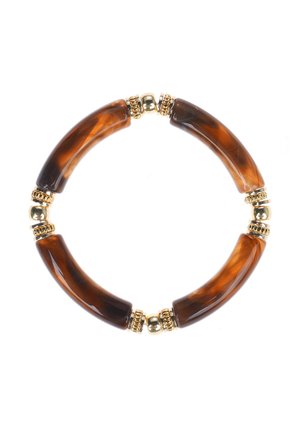 Braunes und bernsteinfarbenes marmoriertes Harzarmband mit gebogenen Segmenten und goldfarbenen Metallakzenten zwischen den Abschnitten, das eine kreisförmige Form bildet.