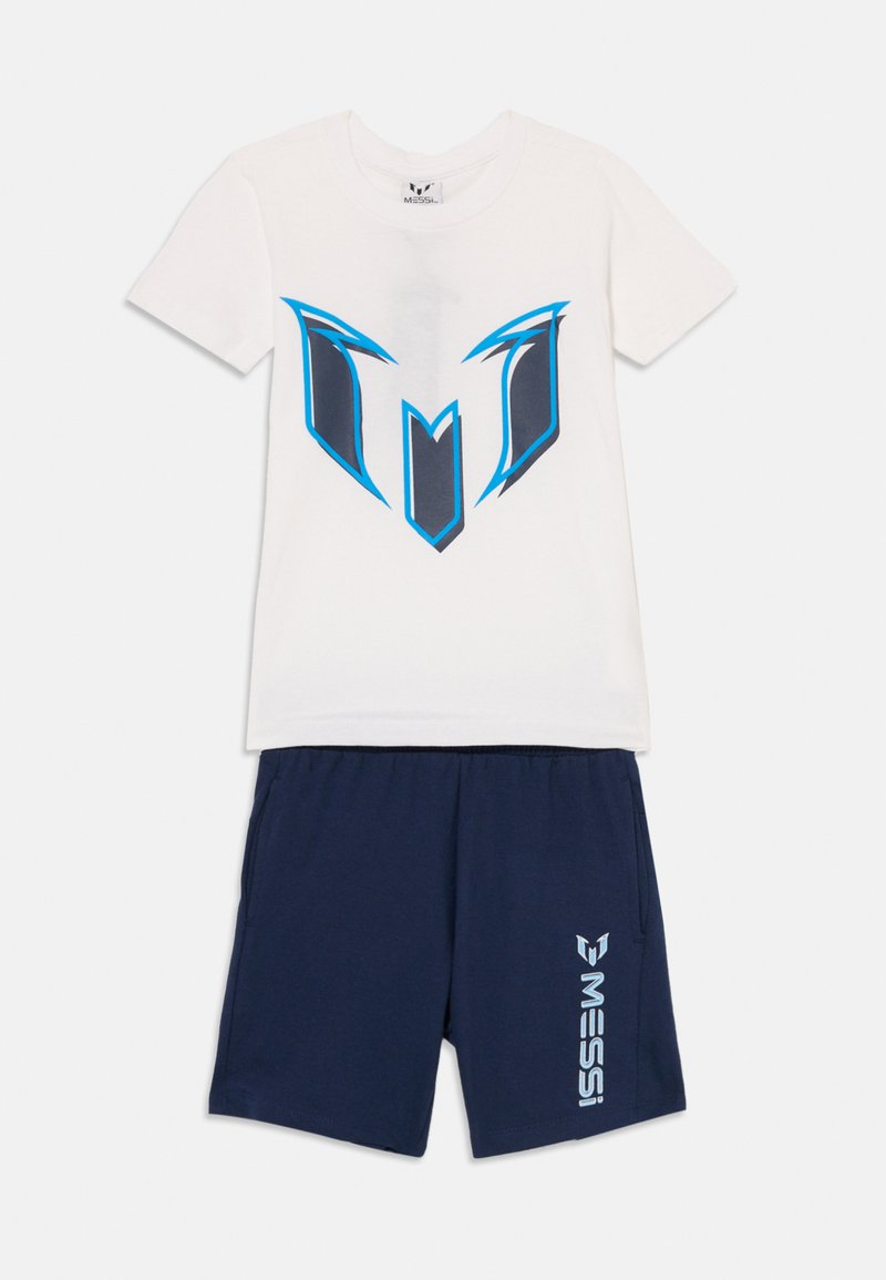 T-shirt en coton léger de couleur blanche avec un design graphique bleu ; associé à un short marine avec un logo « MESSI » en bleu clair sur le côté.