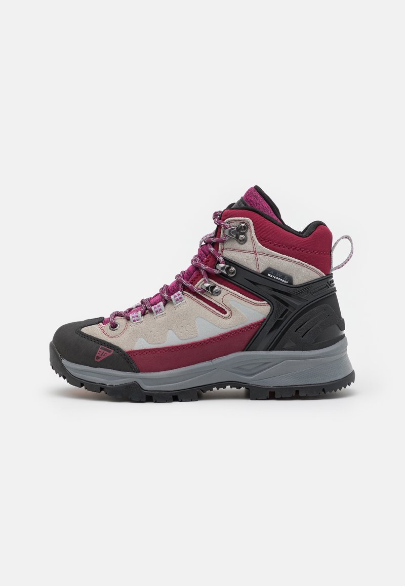 Botte de randonnée montante en gris, bordeaux et noir avec semelle robuste, œillets métalliques et languette, conçue pour une utilisation extérieure imperméable.