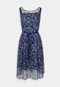 Robe marine avec broderie florale en rose et bleu, superposition transparente, encolure ronde, sans manches, et une ceinture en satin assortie.