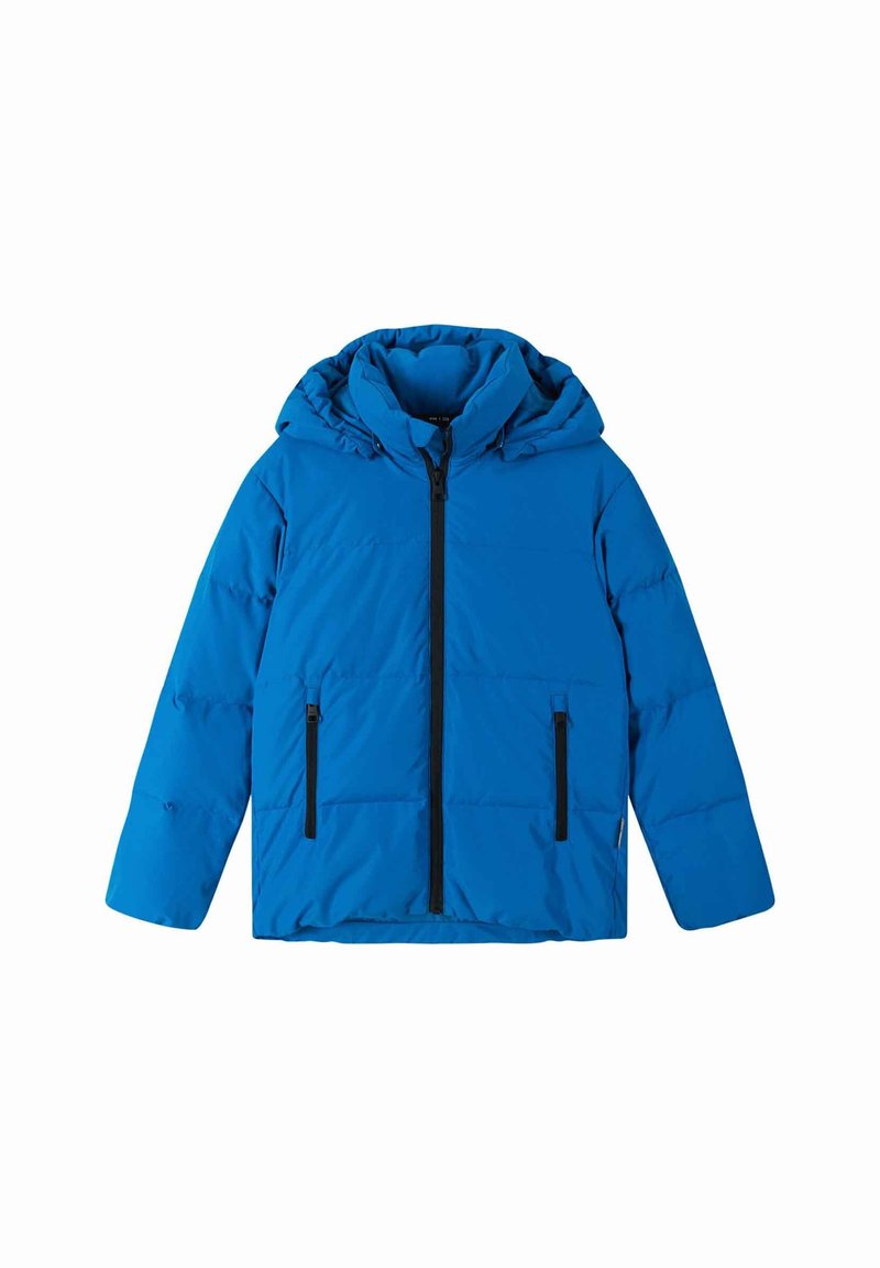 Giacca puffer blu, con cappuccio, chiusura anteriore con zip, due tasche laterali con zip e texture trapuntata. Vestibilità regolabile.