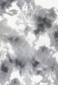 Tecido tie-dye em cinza e branco, apresentando um padrão marmoreado com diferentes tons de cinza e áreas claras dispersas, feito de material suave.
