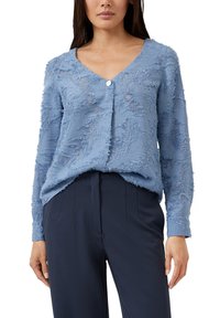 Lichtblauwe cardigan met gestructureerde stof, V-hals, lange mouwen en een enkele knoopsluiting aan de voorkant. Heeft rafelige randen en een ongelijke zoom.