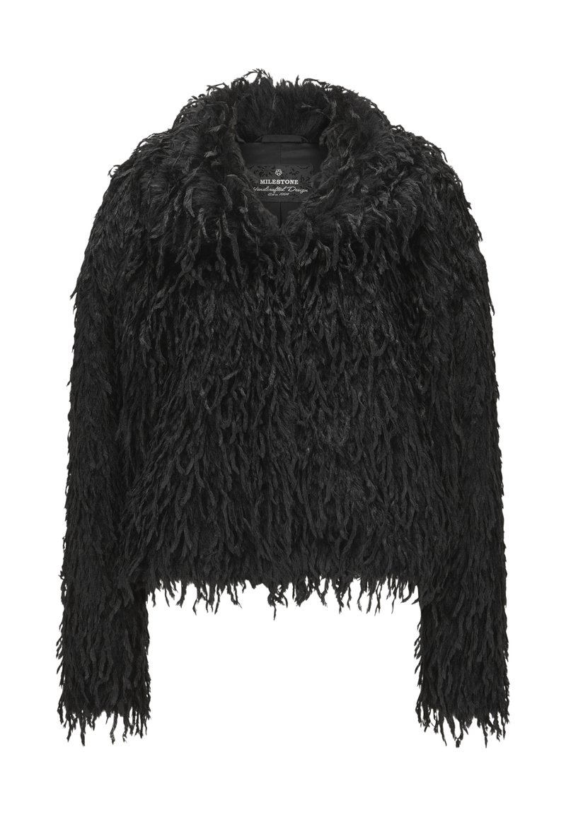Schwarzer, flauschiger Mantel aus strukturiertem Stoff, mit hohem Kragen und lockerer Passform. Das Design hat ausgefranste Kanten und lange Ärmel.