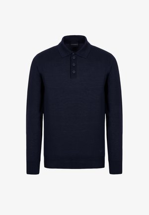Maglione polo blu navy con colletto a coste, patta con quattro bottoni e maniche lunghe. Realizzato in materiale leggero con una texture liscia.