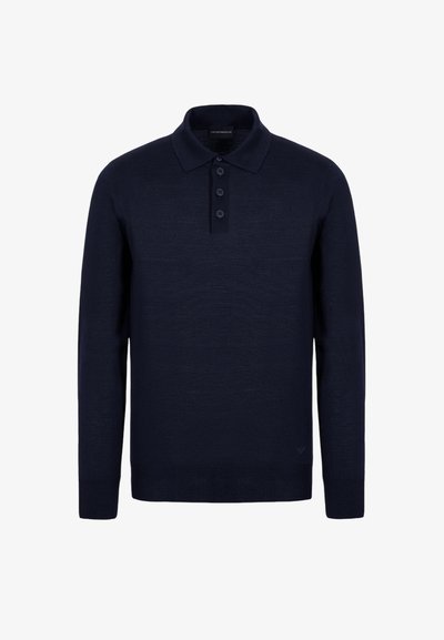 Maglione polo blu navy con colletto a coste, patta con quattro bottoni e maniche lunghe. Realizzato in materiale leggero con una texture liscia.