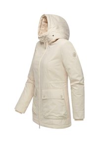Veste résistant à l'eau de couleur beige clair avec capuche, fermeture éclair à l'avant, deux grandes poches avec boutons et poignets côtelés. Texture douce, design minimal.