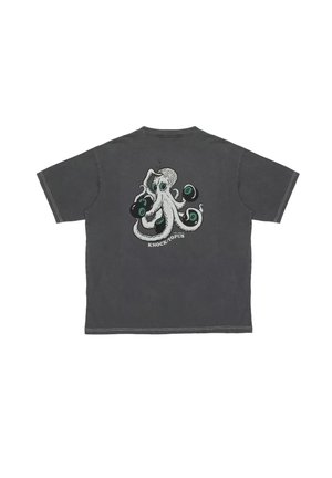 T-shirt gris foncé avec un graphisme d'une pieuvre tenant des boules de billard vertes 8-ball et le texte "KNOCK-TOPUS" dans le dos.