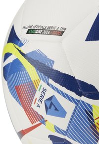 Fodbold med en struktureret hvid overflade, der har blå, gule og røde geometriske mønstre. Inkluderer "Serie A"-mærke og sæsonoplysninger.