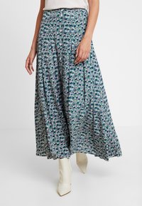 Blumen-Midi-Rock in Grün, Blau und Lila. Mit Knöpfen vorne, Falten und einem weichen, leichten Stoff. Trägt man mit weißen Stiefeln.