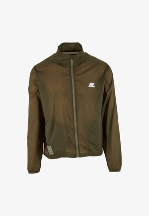 Jasnozielona, lekka kurtka z zamkiem błyskawicznym, wysokim kołnierzem, dwiema bocznymi kieszeniami oraz białym logo na klatce piersiowej. Gładka, matowa struktura.