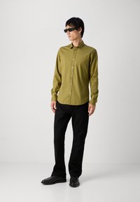 Scotch & Soda SEASONAL ESSENTIALS SOLID SHIRT - Zakelijk overhemd - moss green
