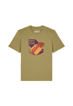 Olivgrünes T-Shirt mit einer Grafik eines Dackels in einem Hotdog-Brötchen und dem Text "HOT DOG" in Lila.