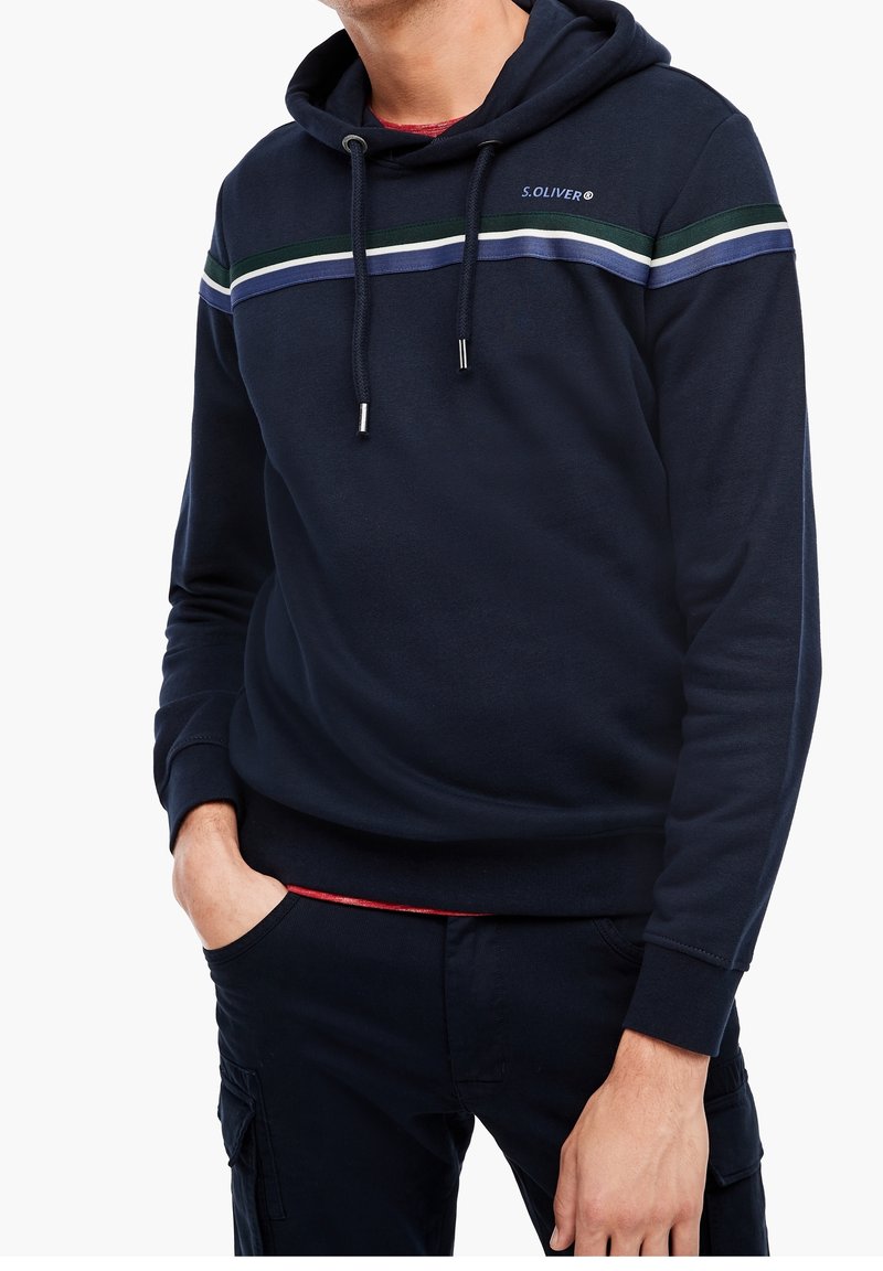 Felpa navy con cappuccio, dotata di cordino, strisce orizzontali multicolori sul petto, polsini a costine e una texture liscia. Logo sul lato sinistro.