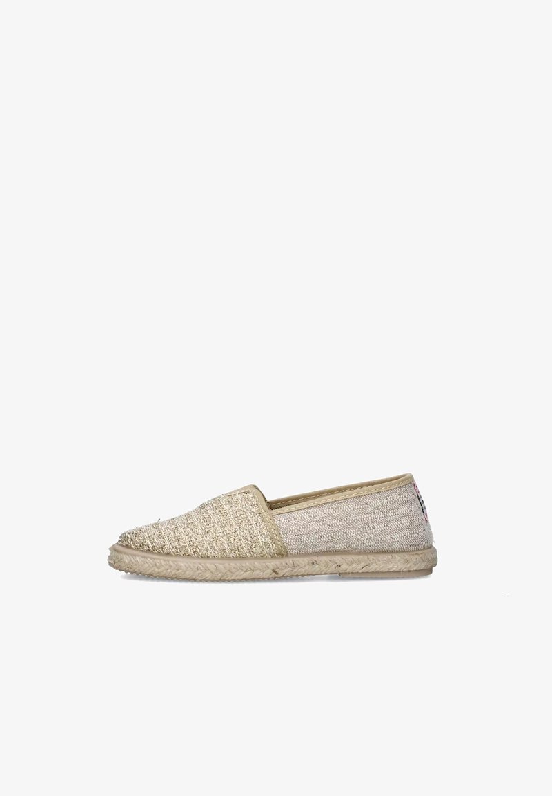 Scarpa espadrille in tessuto beige con texture intrecciata, tomaia in tessuto elastico, suola piatta in corda e design a punta rotonda.