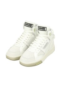 Hochschuh-Sneaker aus weißem Leder und Mesh. Zu den Merkmalen gehören ein perforiertes Design, dicke Sohlen und Branding auf der Zunge und der Seite.