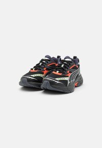 Puma MORPHIC - Cestná bežecká obuv - black/redmazing